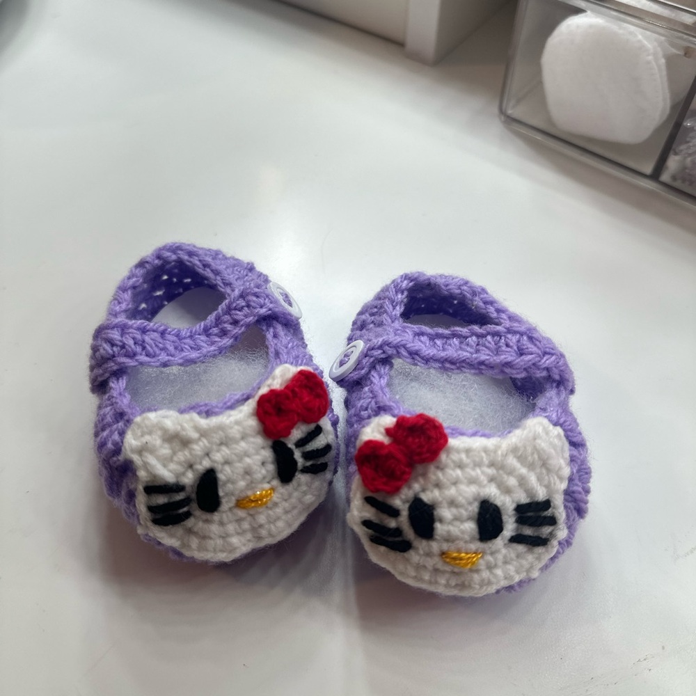 Hand crafted hello kitty crochet baby shoes - Picture 1 of 4